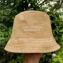 Last inn bildet i Galleri-visningsprogrammet, Bøttehatt med budskap: Snakk tydligere, ikke høyere