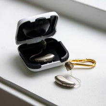Last inn bildet i Galleri-visningsprogrammet, IAKKTA høreapparatetui - beskyttende oppbevaringsboks med karabinkrok
