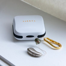 Last inn bildet i Galleri-visningsprogrammet, IAKKTA høreapparatetui - beskyttende oppbevaringsboks med karabinkrok