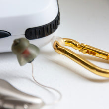 Last inn bildet i Galleri-visningsprogrammet, IAKKTA høreapparatetui - beskyttende oppbevaringsboks med karabinkrok